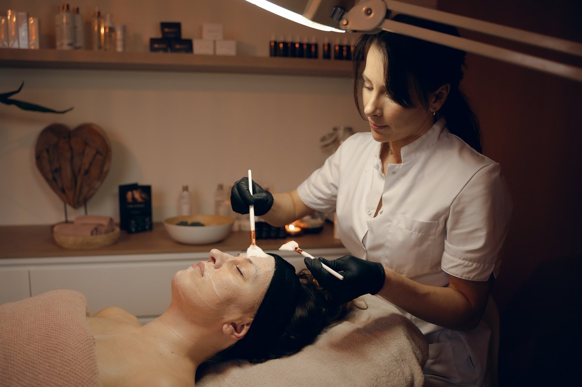 Jessica brengt een masker aan