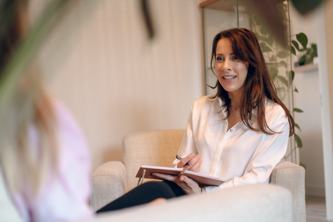 Jessica aan het werk in de salon